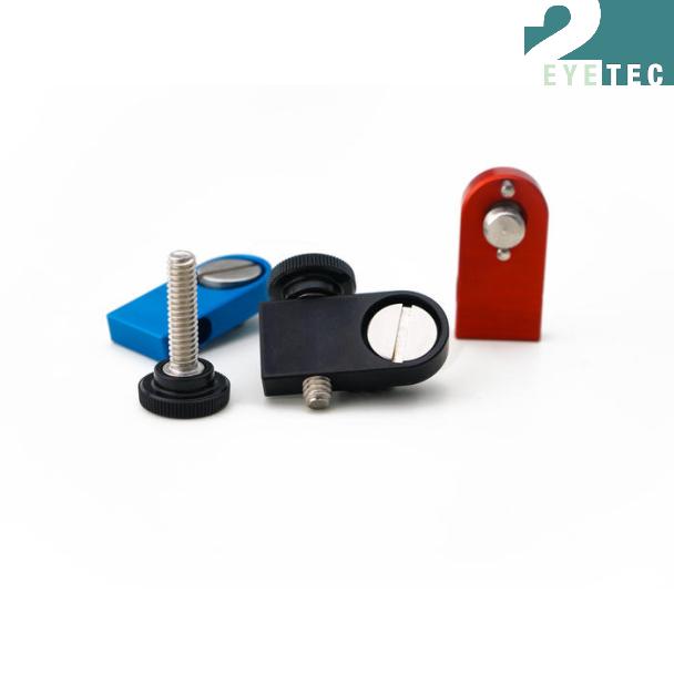 CrossBrackets in den Farben Schwarz, Blau und Rot, inklusive der passenden Rändelknopfschrauben