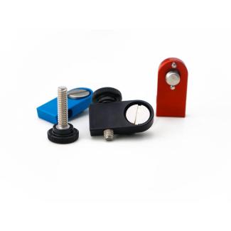 CrossBrackets in den Farben Schwarz, Blau und Rot, inklusive der passenden Rändelknopfschrauben